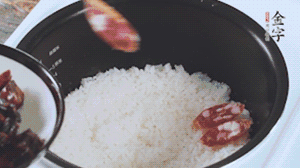 開蓋觀察飯，水微微收干，放入切好的金字香腸、醬肉、醬肉香腸。
