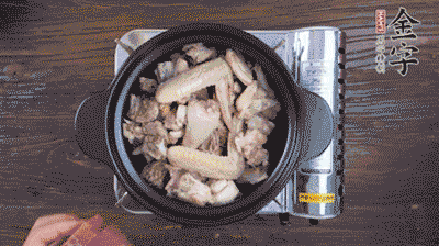 將雞肉塊、火腿、料酒、姜一同放入在燉鍋中，加冷水大火煮開后，小火燉煮40分鐘。
