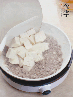 蓋蓋燉煮20分鐘后，加腐皮，撒一點(diǎn)枸杞。