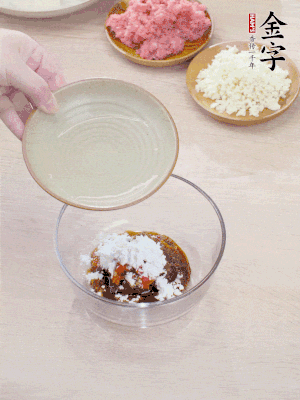 調料汁：金字火腿干貝醬2勺、剁椒1/2勺、生抽1/2勺、淀粉2勺、清水半碗。