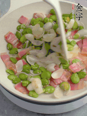 放蠶豆豆瓣、百合炒勻。