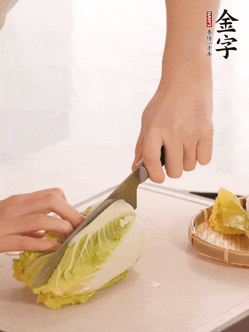 生姜切末，白菜改刀成成塊。